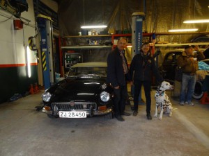 17 Ib, Cira og deres Bentley (vovsen) ved Ciras MGB