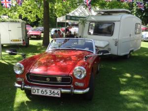 Midget med campingvogn