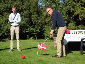 Jimmy prøver at sende kuglen afsted, så han rammer pinden i den anden ende