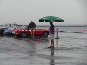 Kurt er parkeringsguide i regn på Assens havn