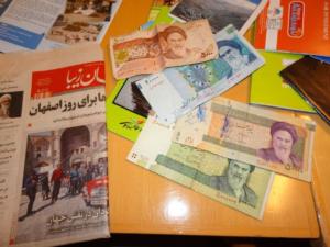 MG'erne i iransk avis. Iranske pengesedler.